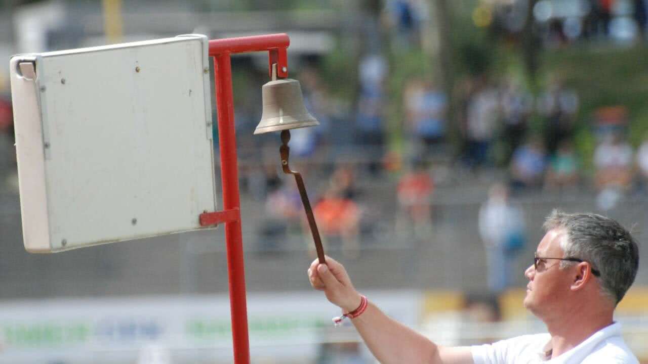 Leichtathletik Glocke letzte Runde Kampfrichter