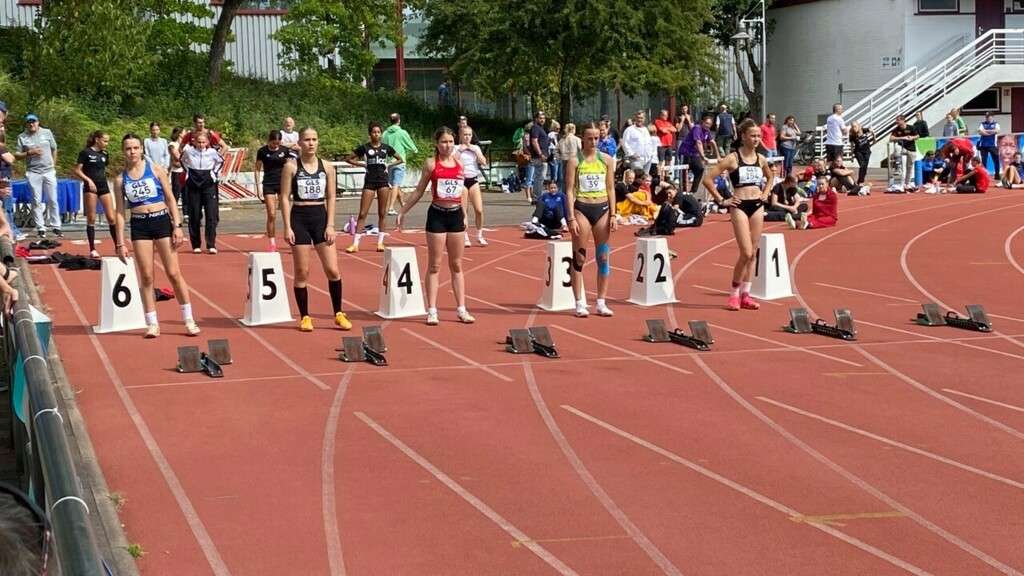 Greta Spieß auf Bahn 5 vor dem 100m-Start