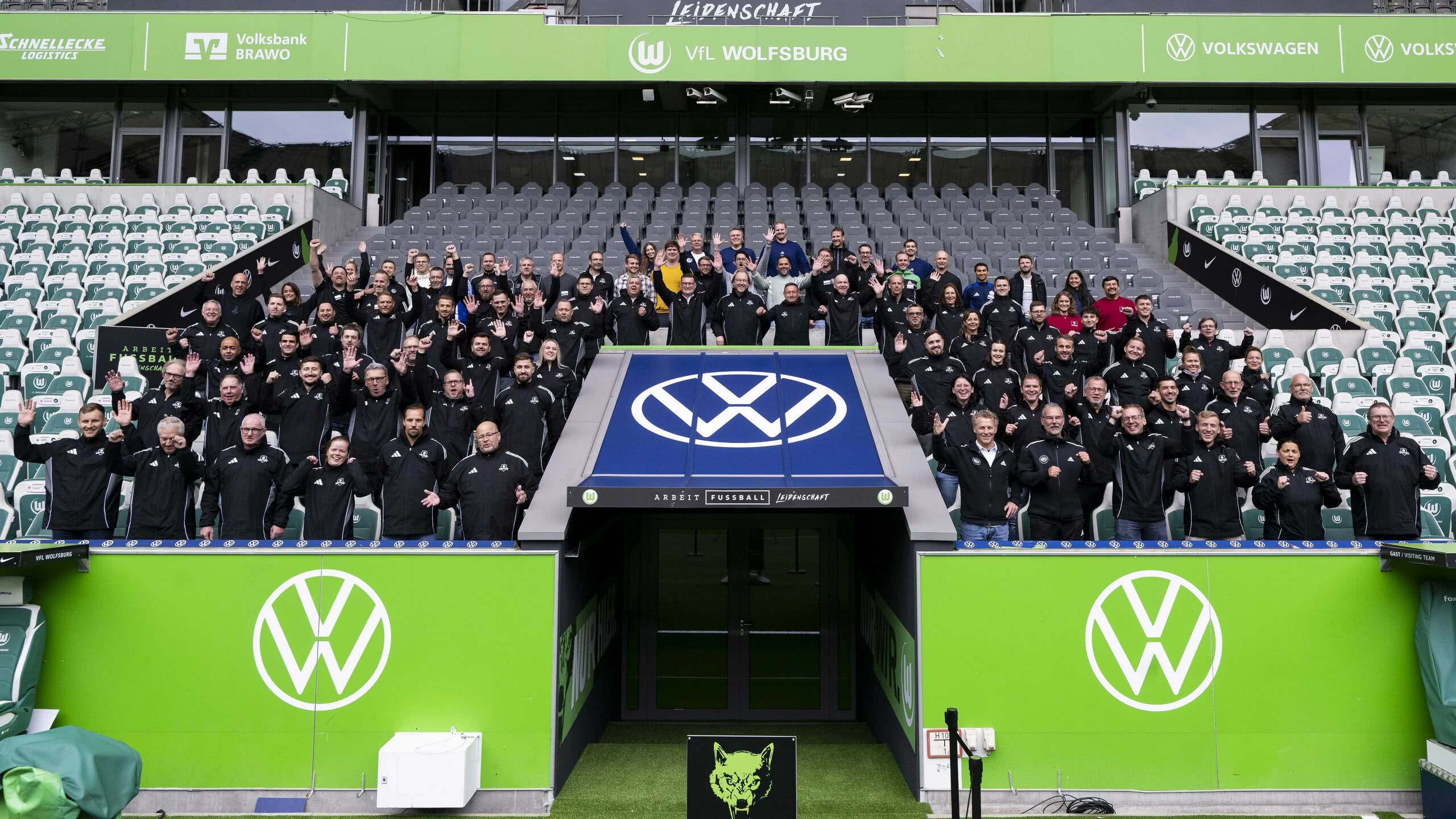 Die Club-Berater*innen des DFB (vorne), die Koordinator*innen der jeweiligen Landesverbände (hinten) und die DFB-Mitarbeitenden (letzte Reihe) stellten sich für das Gruppenfoto auf. Clubberater-Event 2025 (3)