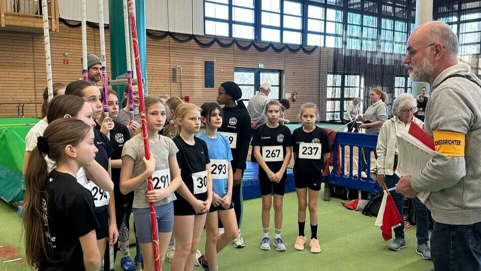 Die Stabhochsprungkinder erhalten kurz vor dem Wettkampf letzte Instruktionen