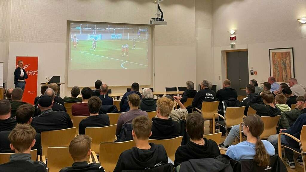 DFB-Schiedsrichtertalent Schr&ouml;der zu Gast im Nachbarkreis Lemgo