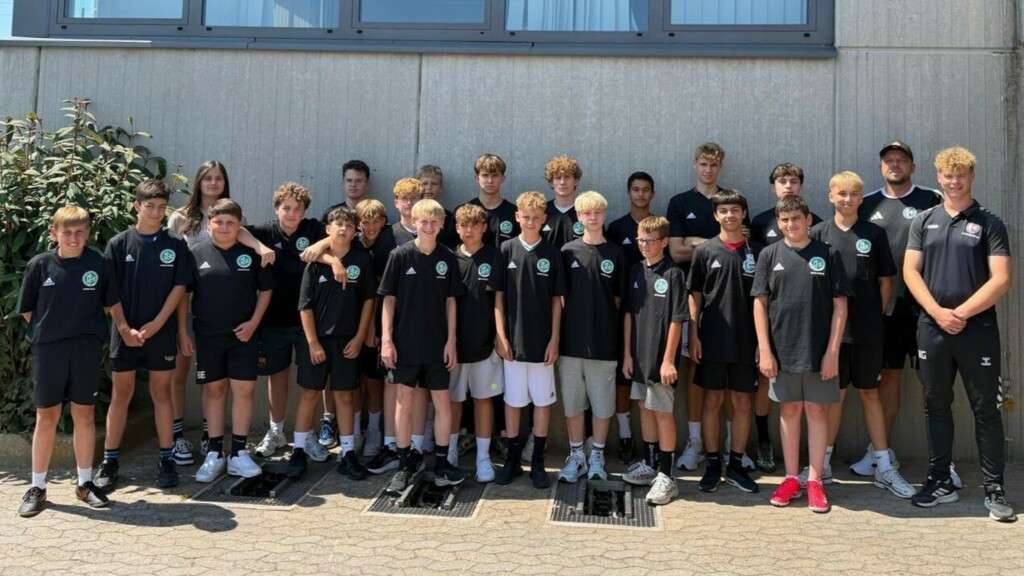 Erfolgreicher DFB-Junior-Referee-Kurs begeistert 22 Sch&uuml;lerinnen und Sch&uuml;ler
